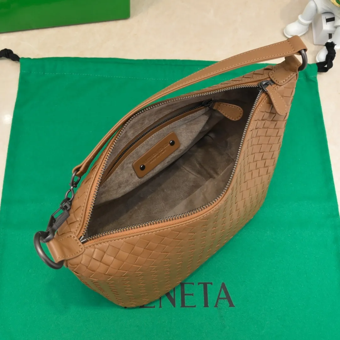 Batch 1260 BV classic women's hand-held shoulder crossbody bag, made of imported sheepskin purely hand-woven, lined with pigskin, equipped with original matte hardware, with long shoulder straps that can be adjusted in length, impeccable workmanship, top-notch craftsmanship, focusing on high-end quality, the first choice for product identification, real-life pictures 👉🏻The color is great👍 Size: 28*18*14 Model: 9843